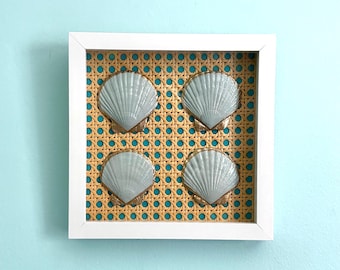 Tableau en forme de coquille Saint-Jacques sous verre | Bordure dorée peinte à la main, dos en rotin tressé, décoration d'inspiration côtière