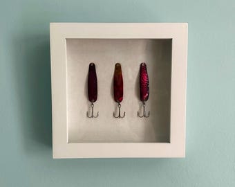 Décoration murale vintage avec leurres de pêche | Présentoir encadré pour leurres, style rustique côtier