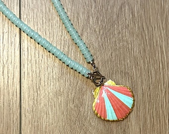 Collier coquillage pétoncle peint à la main bleu, vert et blanc | Bijou tendance inspiré du bord de mer | Pendentif unique inspiré de la plage