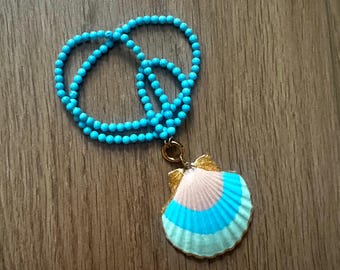 Collier de coquilles Saint-Jacques peintes à la main, turquoise menthe et pêche | Bijoux décoratifs côtiers | Suspension unique inspirée de la plage