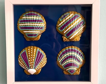 Boîte d'ombre en coquillage Saint-Jacques peinte à la main | Décoration murale style bord de mer