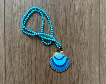 Collier de coquilles Saint-Jacques peintes à la main dans les tons de bleu | Bijoux décoratifs côtiers | Suspension unique inspirée de la plage