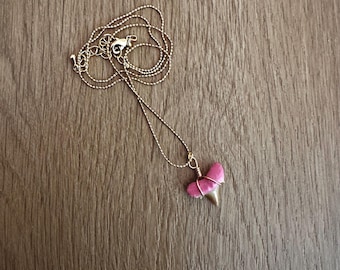 Collier dent de requin rose peint à la main | Pendentif côtier enveloppé de fil d'or