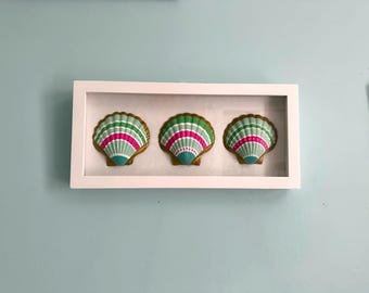 Boîte d'ombre en coquillages peinte à la main | Décoration de maison de plage