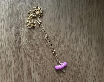 Collier dent de requin rose peint à la main | Pendentif côtier enveloppé de fil d'or