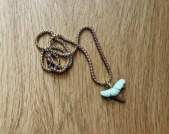 Collier dent de requin peint à la main couleur menthe | Pendentif côtier enveloppé de fil d'or