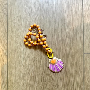 Rosa & Orange Handbemalte Jakobsmuschelkette | Küsten Statement Schmuck | Einzigartiger Strand-inspirierter Anhänger