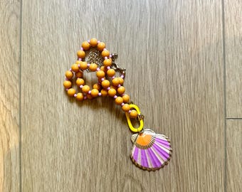 Collier coquillages roses et orange peints à la main | Bijoux décoratifs côtiers | Suspension unique inspirée de la plage