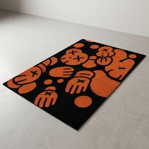 Tappeto in lana trapuntato a mano, tappeto pop art ispirato a KAWS, tappeto nero e arancione per soggiorno. immagine 7
