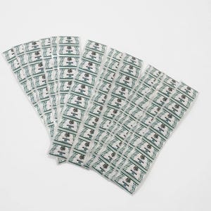Puede incluir: Varias hojas de pegatinas rectangulares pequeñas están dispuestas sobre un fondo blanco. Cada pegatina tiene un fondo blanco con un diseño verde y negro. Las pegatinas son probablemente para el etiquetado o embalaje de productos.