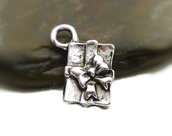 10 Wrapped Gift Charms - Antique Silver Tone - 15x12mm, Wrapped Present Charms - BL1