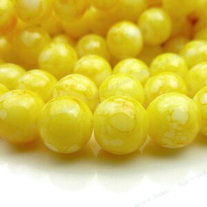 8mm Golden Yellow and White Round Glass Beads 25 Pieces BL9 image 3