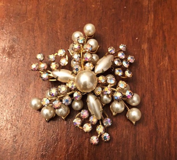 Vintage White and Gold Tone Brooch - image 1