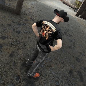 Può includere: Una t-shirt nera con la grafica di un teschio che indossa un cappello da cowboy, revolver incrociati e una rosa rossa, accompagnata dalla scritta THE ROUGHMAKERS su un nastro. È abbinata a jeans grigio scuro, un cappello nero e scarpe rosse.