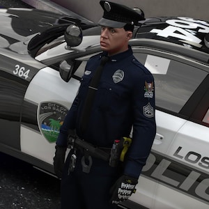 Könnte beinhalten: Ein Polizeibeamter in einer dunkelblauen Uniform mit Mütze steht vor einem schwarz-weißen Streifenwagen aus Los Santos. Das Fahrzeug trägt die Aufschrift LOS SANTOS POLICE, die Nummer 364 und das Emblem der Stadt Los Santos auf der Tür.