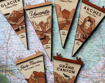 Imán con banderín de parque nacional / Recuerdo de viaje de madera personalizado / Regalo rústico de parque para excursionistas