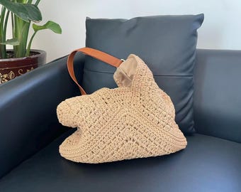 Borsa in paglia kaki stile boho, realizzata a mano all'uncinetto.