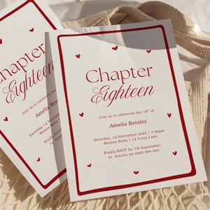Puede incluir: Dos tarjetas de invitación blancas con bordes rojos y detalles de corazón. Las tarjetas dicen "Capítulo Dieciocho" en una escritura elegante, con detalles del evento para la celebración de Amelia Bentley. Las tarjetas están sobre una superficie beige.