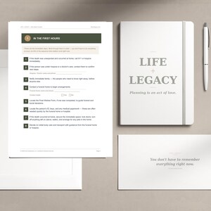 Pode incluir: Um caderno branco com o texto Life + Legacy Planning is an act of love, uma caneta branca, um envelope branco e um documento impresso intitulado In The First Hours com uma lista de verificação numerada para arranjos funerários e de enterro.