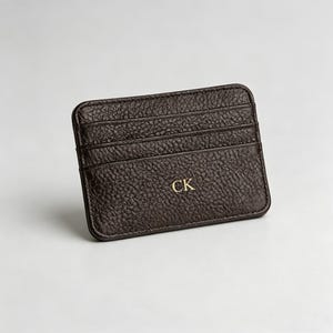 Tarjetero personalizado de piel granulada color marrón café con iniciales, estuche para tarjetas con monograma personalizado, regalo grabado para ella o para él.