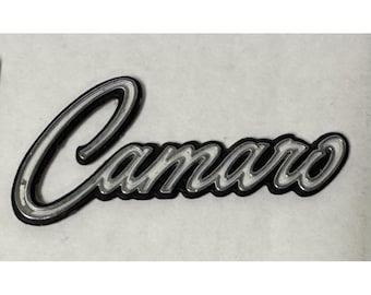Emblema con inscripción para guardabarros del Chevrolet Camaro 1967–1968 OEM 7754200 N.M.P.