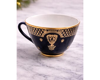 Taza de té vintage de porcelana azul cobalto con diseño de celosía de filigrana de oro de 22 quilates.
