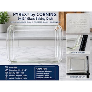Puede incluir: Una fuente de horno rectangular de vidrio Pyrex transparente, de 33 cm x 23 cm x 5 cm, con esquinas redondeadas. La fuente está etiquetada como "PYREX by CORNING" y es apta para horno y microondas. Ideal para guisos, lasaña, brownies y uso diario.