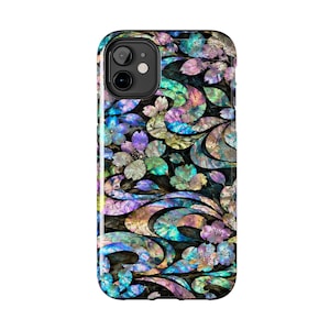 Puede incluir: Una funda para smartphone con un patrón de incrustaciones de concha de abulón iridiscente con formas arremolinadas y motivos florales en tonos azul, morado, verde y rosa. El diseño cubre toda la superficie posterior, incluida la zona de la cámara.