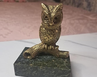 Pisapapeles vintage de los años 70 de Prestige American Corp con forma de búho de latón sobre mármol verde.