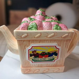 Vintage 1993 Fitz & Floyd "Fresh Berry Farms" Jordgubbskorg Keramik Tekanna