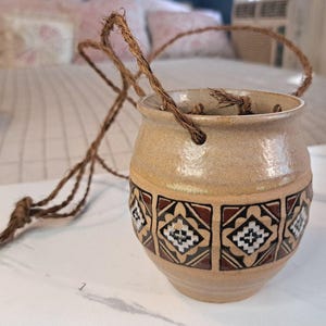 ヴィンテージ風手作り素朴な編み込みロープ吊り下げ式陶器製植木鉢 アステカ風デザイン