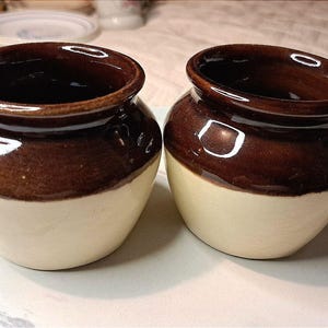 Vintage Set aus 2 Burnham & Morrill Bohnentöpfen aus braun/beige glasierter Keramik, 7,6 cm (3 Zoll)