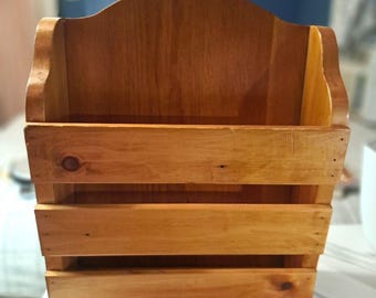 Vintage handgemachte Massivholz freistehender Wand Hugger Mail / Magazin Organizer