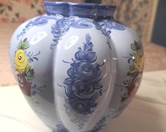 Jarrón de cerámica artística pintada a mano Vesta Alcobaca, Portugal, 7"