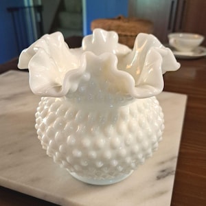 Vintage Fenton Blumenvase/Topf aus weißem Milchglas mit Noppenmuster und gerüschtem Rand