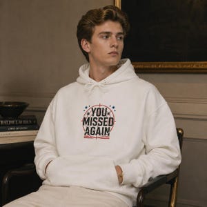 Sudadera con capucha "You Missed Again" / camiseta con meme político, tipografía patriótica, texto desgastado