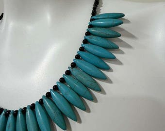 Turquoise puntige statementketting, dikke kralen slabbetje, moderne kraagketting, gewaagde blauwe sieraden, cadeau voor haar