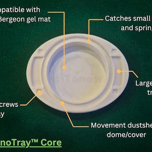 Puede incluir: Bandeja blanca de reparación de relojes ChronoTray™ Core con múltiples compartimentos. Incluye una bandeja para tornillos pequeños, una bandeja para piezas grandes y una cubierta/tapa para el movimiento. Compatible con una esterilla de gel Bergeon de 75 mm.
