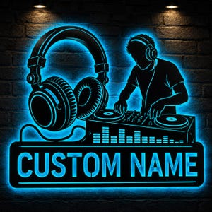 Puede incluir: Un letrero de pared personalizado estilo neón con la silueta de un DJ usando auriculares y operando una consola de mezclas. El diseño incluye un par de auriculares grandes y el texto CUSTOM NAME en luz azul brillante sobre fondo oscuro.