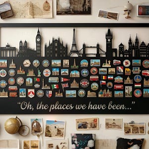 Op de afbeelding: Zwarte metalen wandkunst met stadssilhouetten en reismagneten. Iconische bezienswaardigheden zoals de Eiffeltoren en Big Ben zijn zichtbaar. De zin "Oh, the places we have been..." staat onderaan.