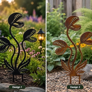 Può includere: Due picchetti da giardino in metallo con un design a pianta carnivora con tre teste aperte e dentate su steli. Il design 1 ha una finitura nera opaca, mentre il design 2 presenta una texture metallica color ruggine, usurata e brunastra.
