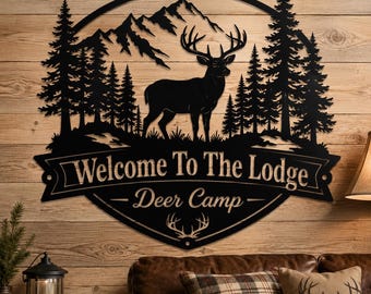 Rustiek metalen bord lodge, muurkunst welkomsthut met herten, dennen en bergtafereel voor mancavedecor