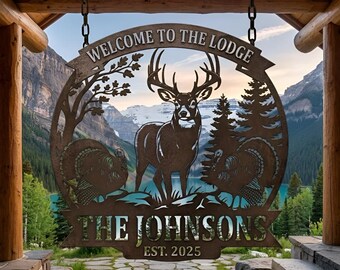 Custom metalen bord lodge, gepersonaliseerde muurdecoratie familienaam met herten, kalkoenen, pijnbomen en jaargang