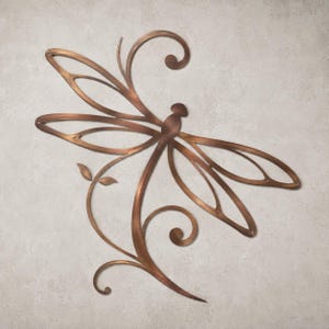 Può includere: Un oggetto da parete in metallo color rame a forma di libellula. Il design presenta ali aperte simili a fili metallici con linee curve e vorticose che si estendono dal corpo, creando una silhouette delicata e simmetrica con una finitura metallica.