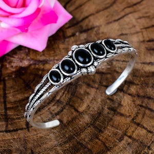 Pulsera tipo brazalete de ónix negro con múltiples piedras preciosas: banda texturizada de plata de ley, ajustable. Regalo ideal.