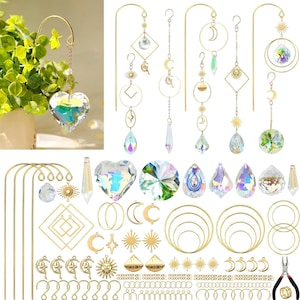 Könnte beinhalten: Eine Sammlung von Kristall-Sonnenfängern und Komponenten. Die Sonnenfänger weisen verschiedene Formen auf, darunter Herzen, Tropfen und Kugeln, mit schillernden Oberflächen. Goldfarbene Metallrahmen und -anhänger, darunter Monde, Sterne und geometrische Formen, sind ebenfalls vorhanden.
