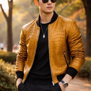 Puede incluir: Un juego de tres cuencos de cerámica anidados en tonos azules, verdes y blancos. Los cuencos presentan un esmalte moteado y un diseño sencillo y moderno. El cuenco más grande mide aproximadamente 15 cm de diámetro.