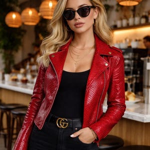 Leren motorbikerjack dames slangenleer – ritsstijl met pythonprint