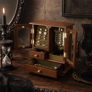 Luxe vintage houten sieradendoos met kettingcarrousel en glazen deuren, antieke ringorganizer, donkere academische stijl, cadeau voor haar afbeelding 7