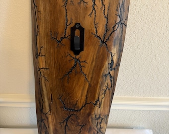 Schädelhalterung - Live Edge Black Oak mit Fraktal Design